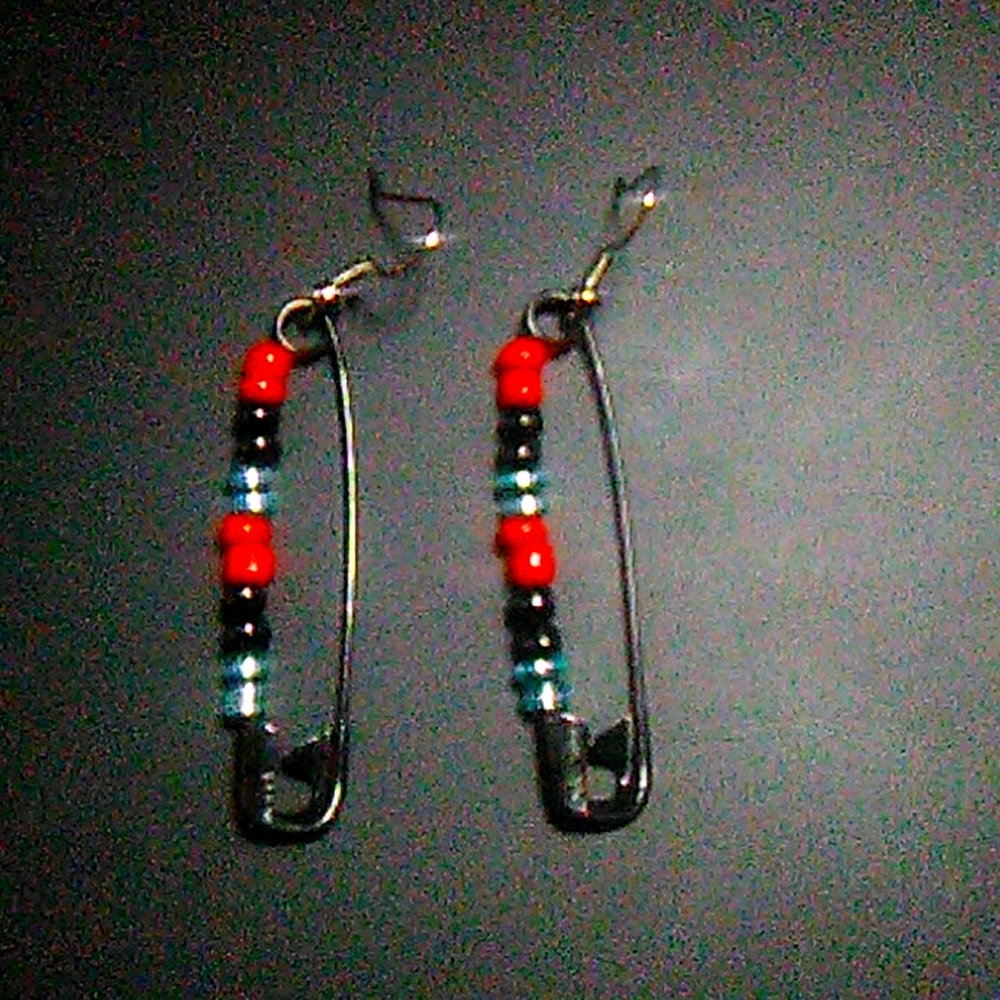 ✨free w/ bundle✨Polyamory pride earrings